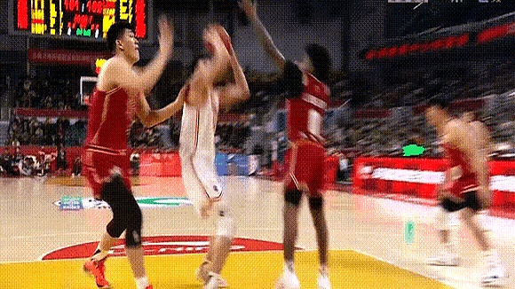 B体育官网：中国男篮历史上的争议判罚：回顾那些引发热议的瞬间的简单介绍